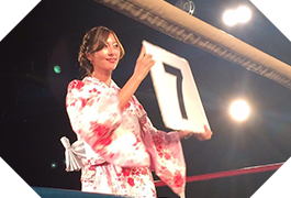 Round girl in boxing wearing a yukata